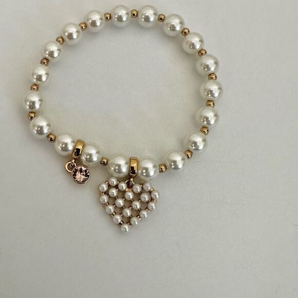 Faux pearl heart charm stretchy bracelet - Picture 10 of 10